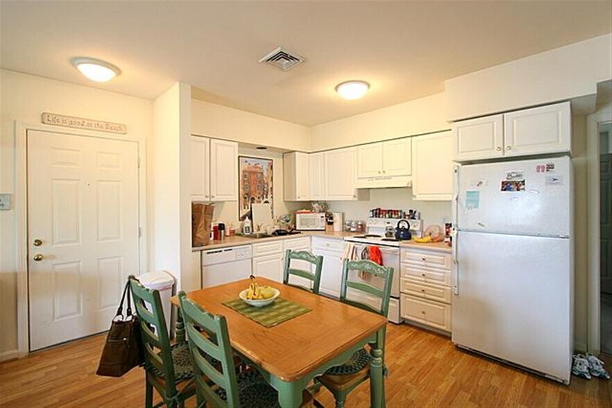 Building Photo - 11 Kent Ct