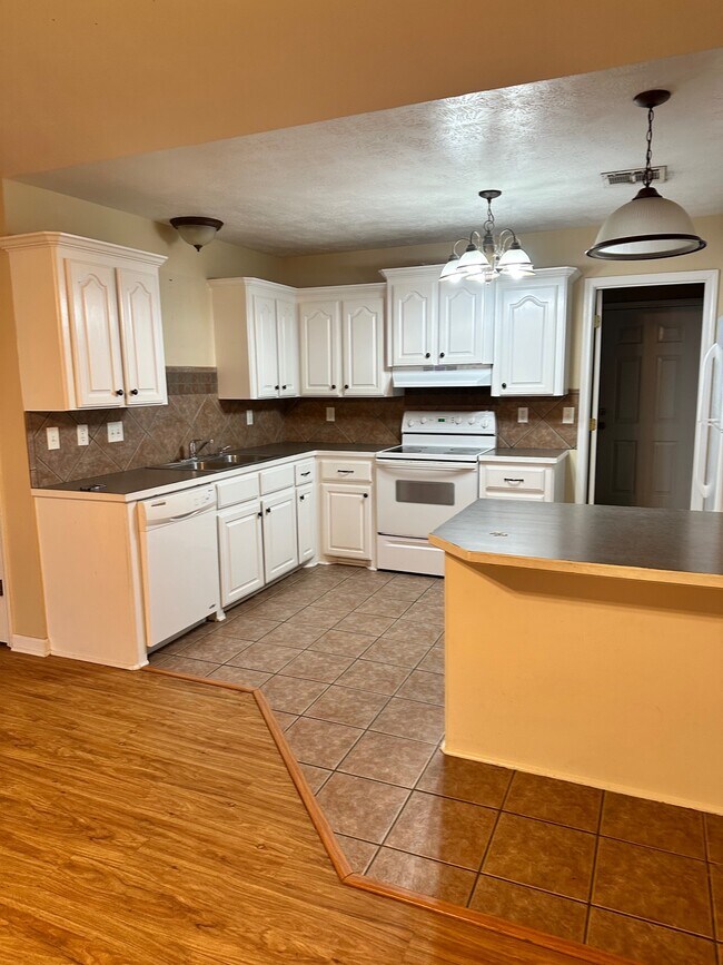 Kitchen - 4340 Benoit Ln