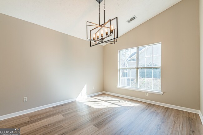 Building Photo - 5755 Lakeview Cir