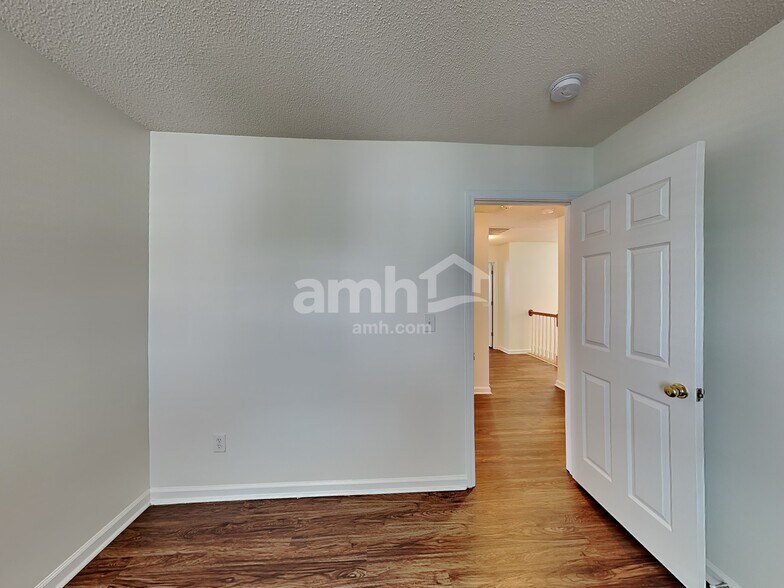 Building Photo - 1014 Holly Park Dr
