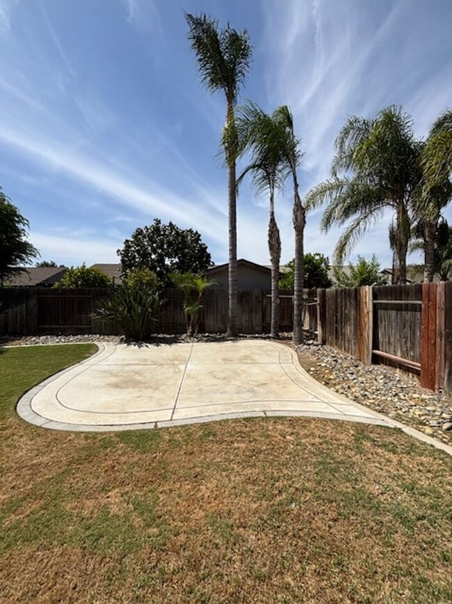 Building Photo - Clean 3 Bedroom / 2 Bathroom Home in Rosed...