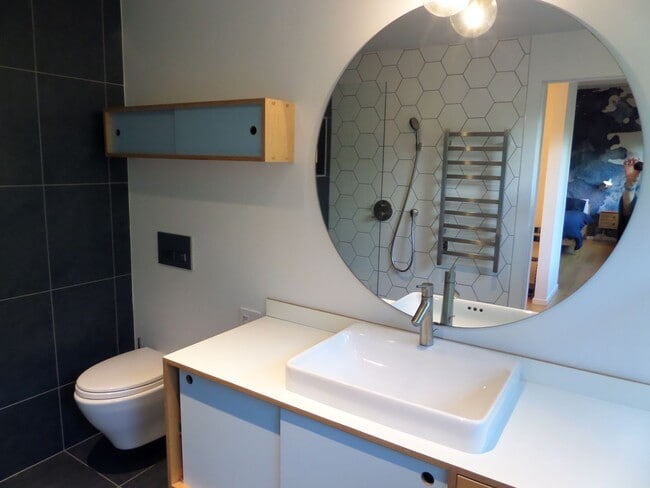 Building Photo - Incredible 3-Bedroom Mid-Century Stunner on Mercer Island! Huge Yard and Central A/C!!
