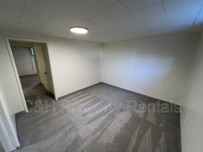 Building Photo - 631 Miles Ave