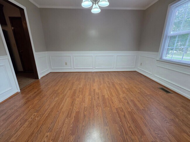 Building Photo - Cute Ranch in Yorktown Ready For New Tenants!