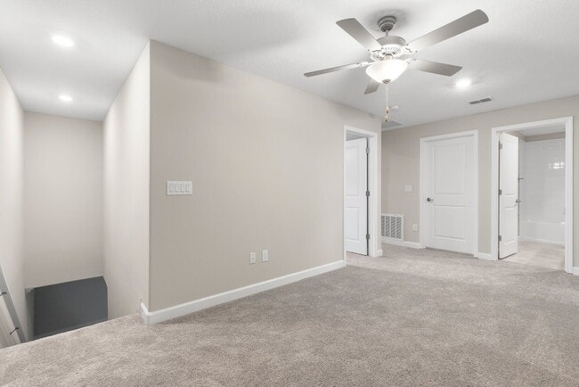 Building Photo - LIKE NEW Townhome in Willow Square!