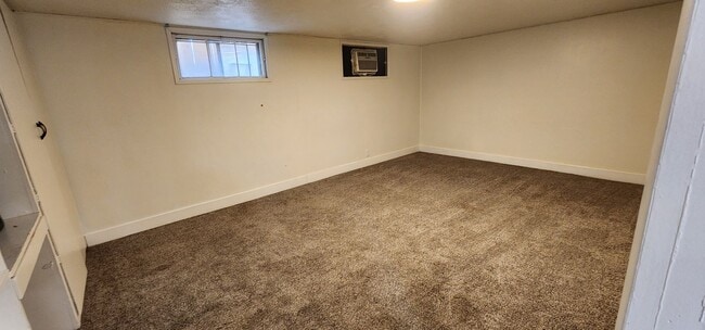Building Photo - 2 Bedroom 1 Bath lower apartment - all utilities included!