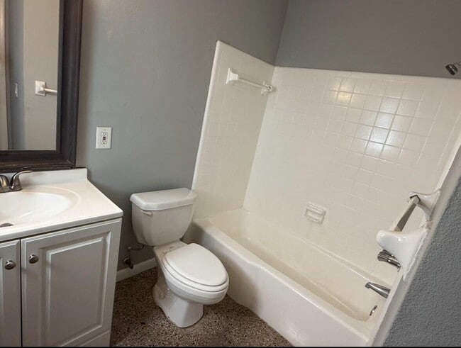 Building Photo - 1118 N H St