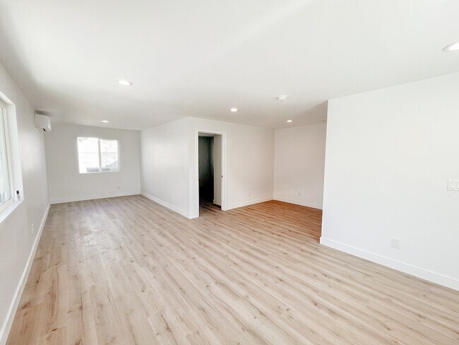Building Photo - 3824 W 104th St