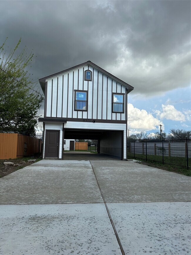 Building Photo - 8321 Coma St