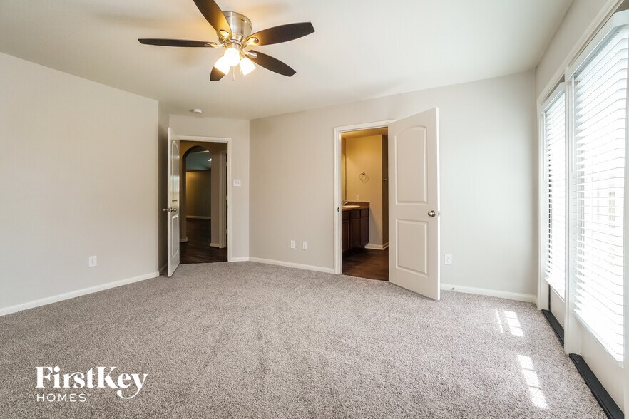 Building Photo - 1001 Walnut Ln