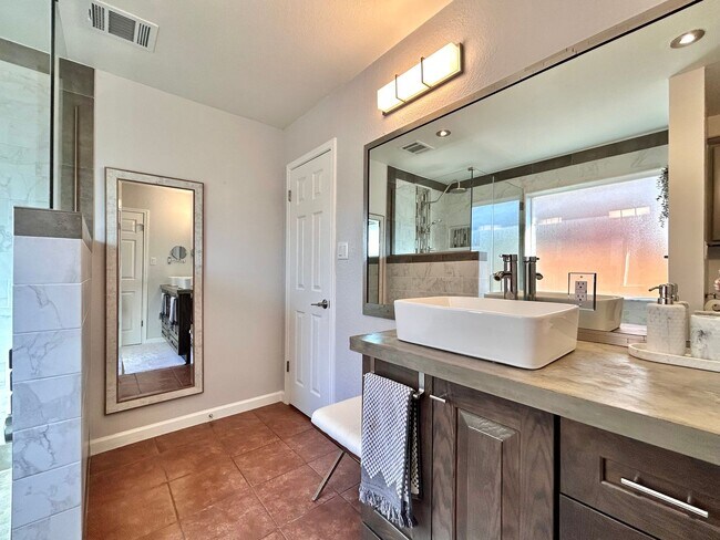 Building Photo - Cozy 3 Bed / 2 Bath Single-Story Home with Garage & Fenced Yard