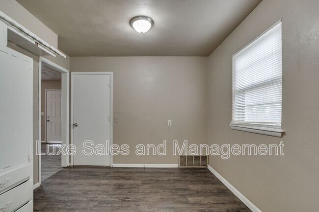 Building Photo - 3005 SW 52nd Pl