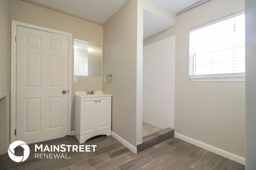 Building Photo - 721 N E St