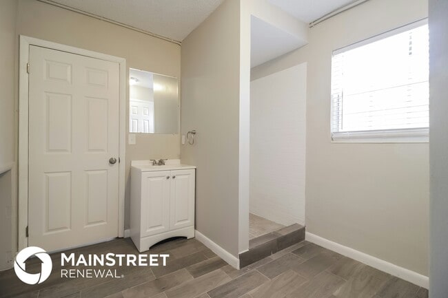 Building Photo - 721 N E St