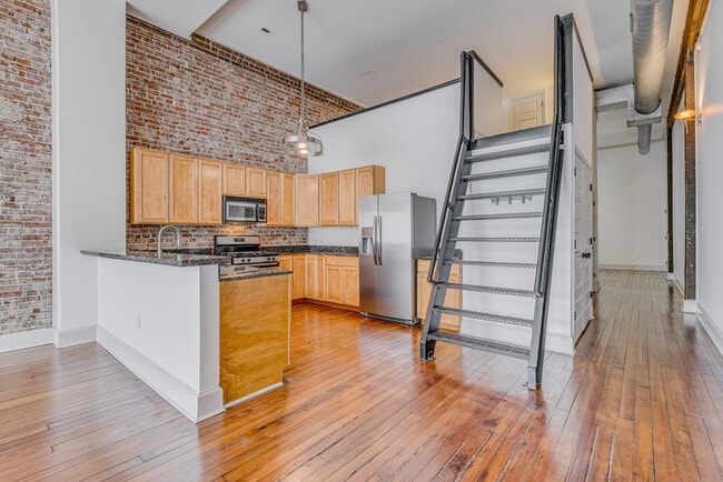 Building Photo - 310 S Main St