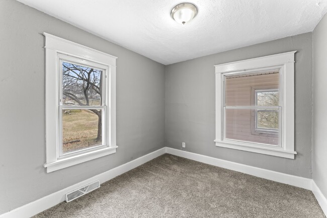 Building Photo - COMING SOON!! Charming 2-Bedroom Haven in Kansas City Northland!