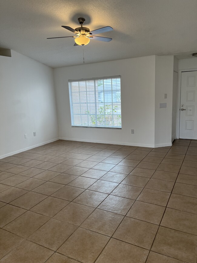 Large open living room - 12112 Buffington Ln