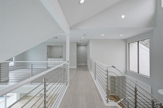Building Photo - 915 Daria Dr