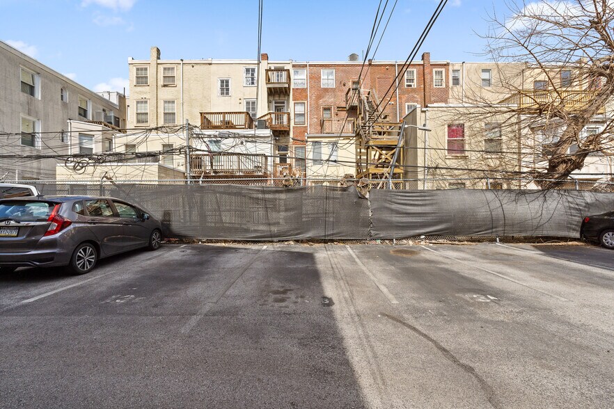 Building Photo - 1613 Green St