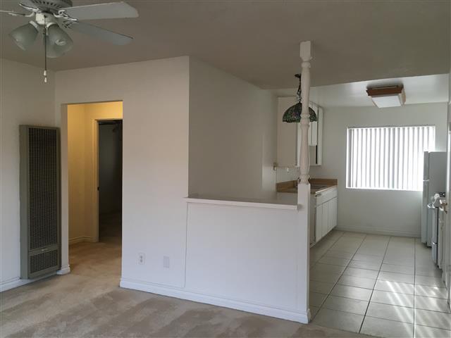 Building Photo - Great Upstairs 2BD/1BA Condo, Community Po...