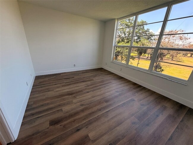 Building Photo - 605 Oaks Dr