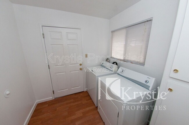 Building Photo - 1900 Alice Dr