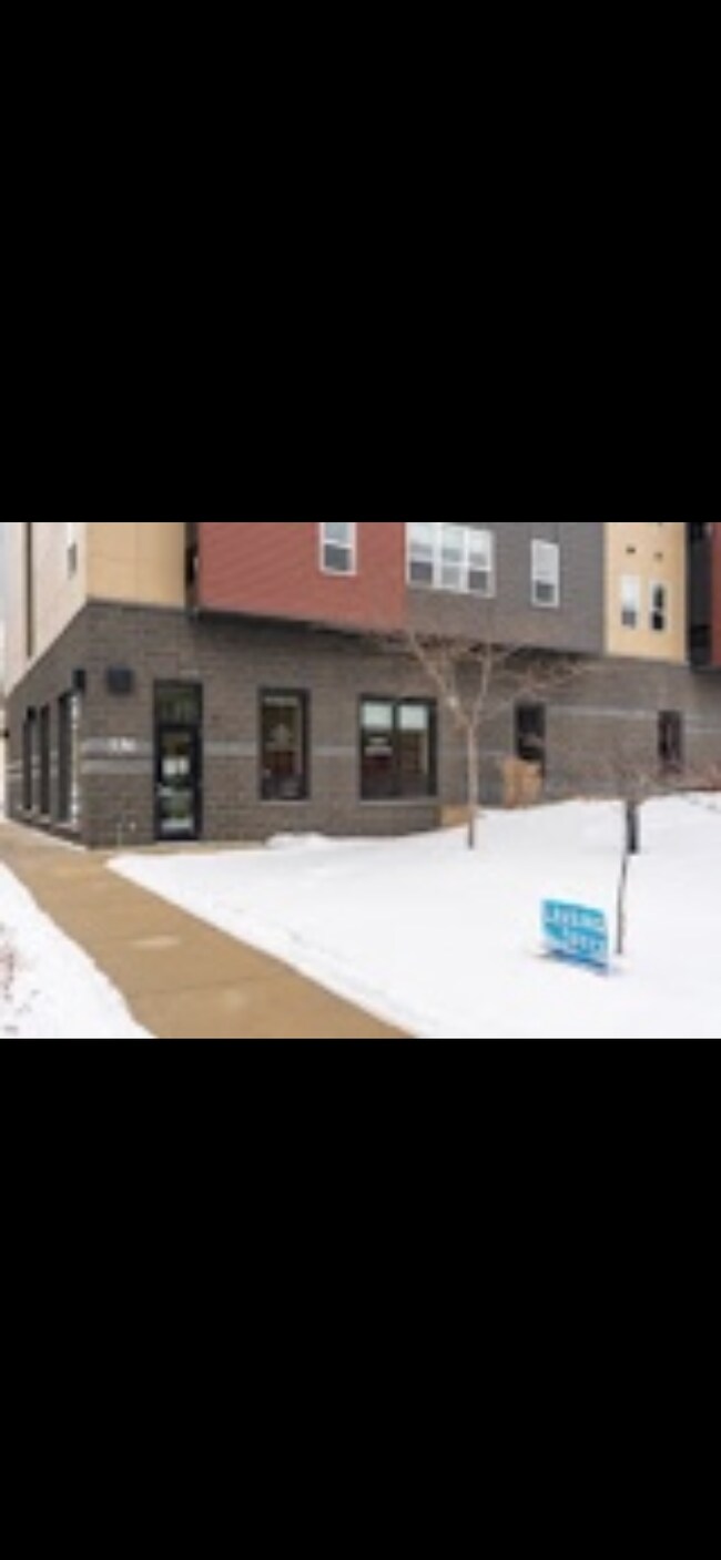 Building Photo - 340 6th Ave S
