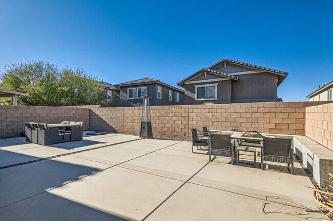 Building Photo - 4 Bed 3 Bath Luxury FURNISHED Home for Rent!