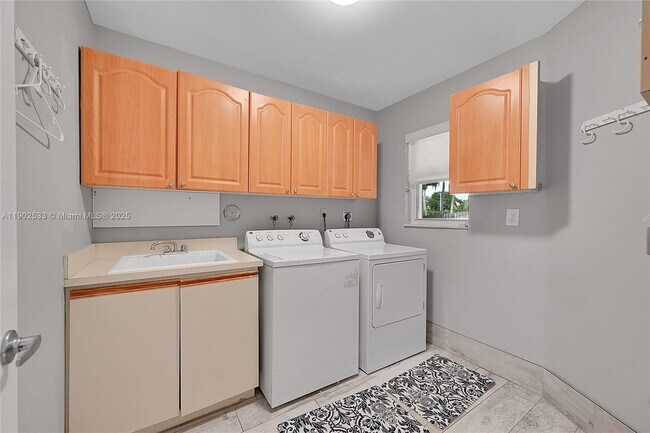 Building Photo - 9841 SW 1st St