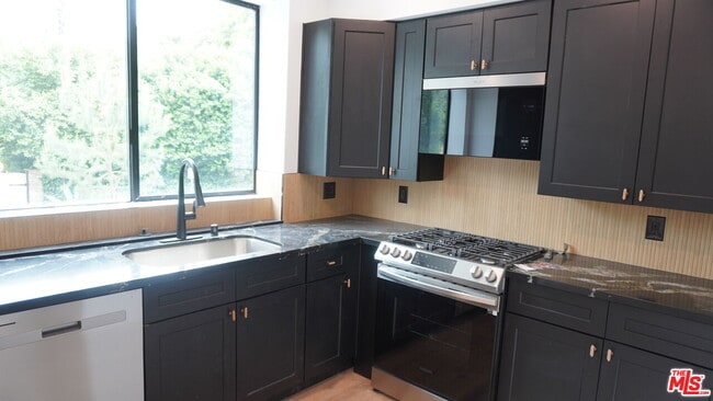 Building Photo - 10867 Fruitland Dr