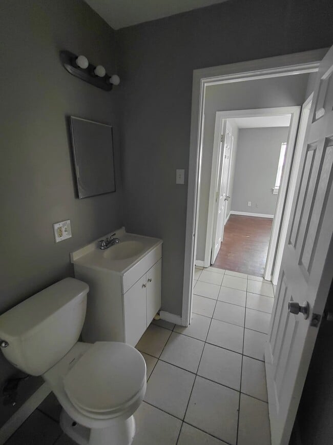 Building Photo - 1218 Maple Ave