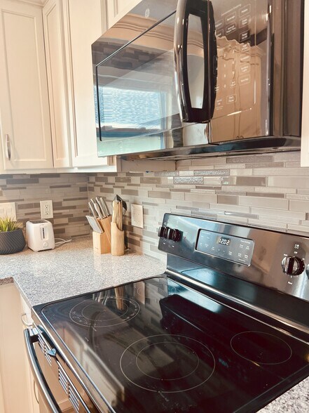 Building Photo - 816 5th St S