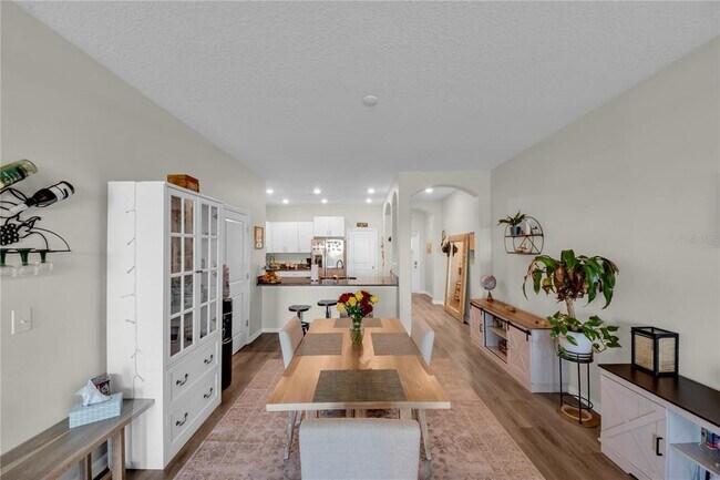 Building Photo - 736 Royal Empress Dr