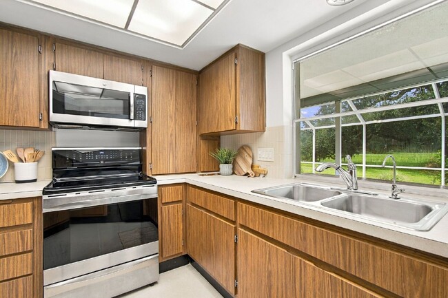 Building Photo - 1257 Fairway Cir S