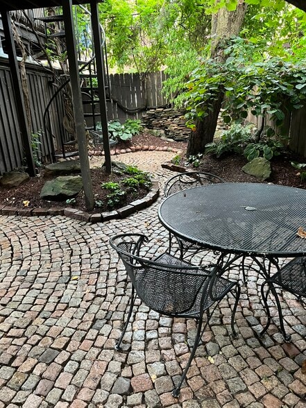 Building Photo - 2879 Ludlow Rd