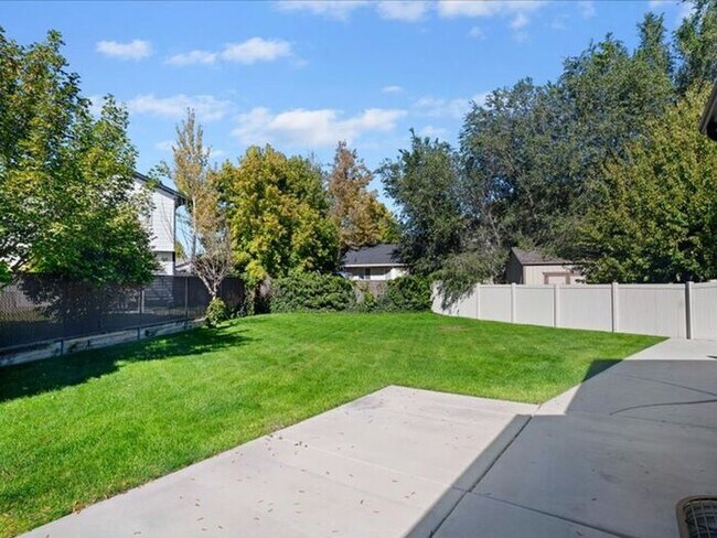 Building Photo - West Jordan 3 bed 2 bath Family home
