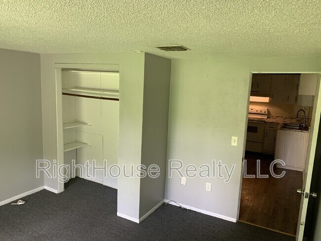 Building Photo - 2430 Tanglewood St