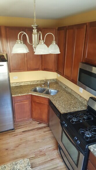 Building Photo - 2243 W Rosemont Ave