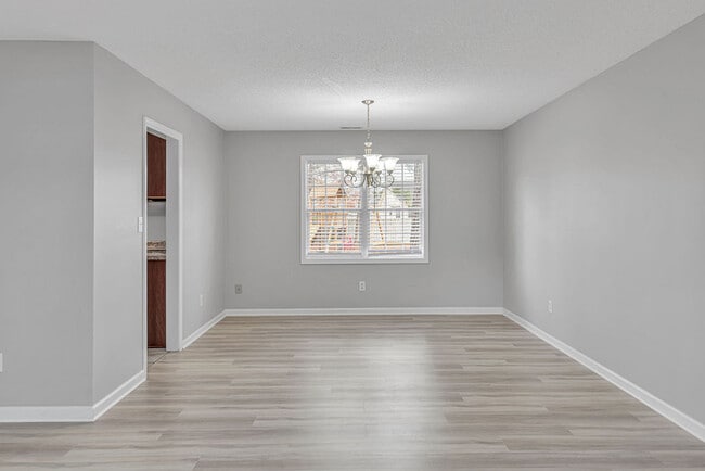 Building Photo - 872 Pine Valley Rd