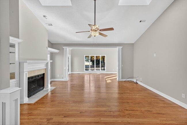 Building Photo - 205 Club Villa Dr W