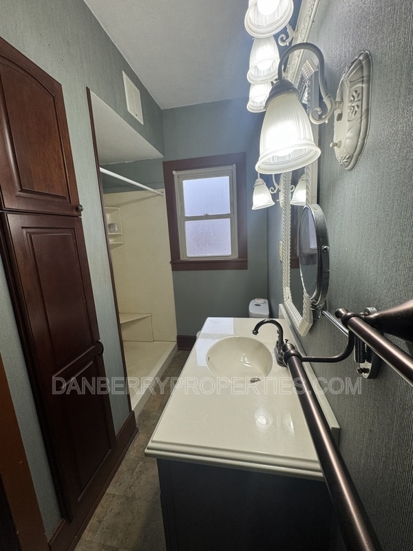 Building Photo - 717 N Union St