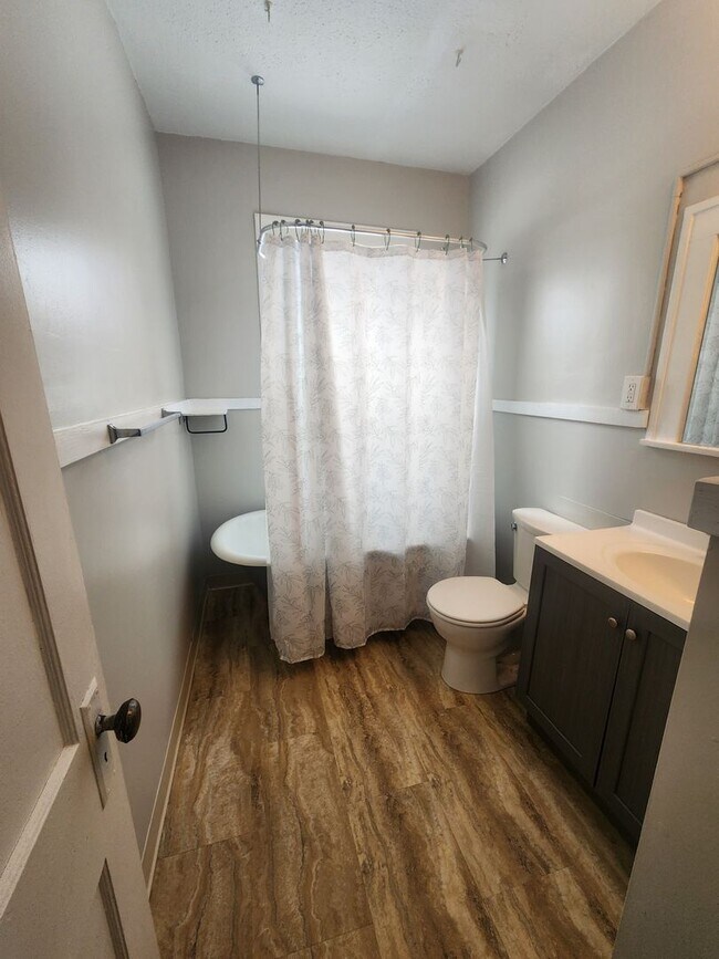 Building Photo - Two Bedroom in the heart of Old Brooklyn