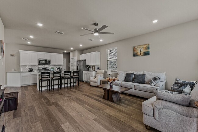 Building Photo - 706 Melody Hl Dr