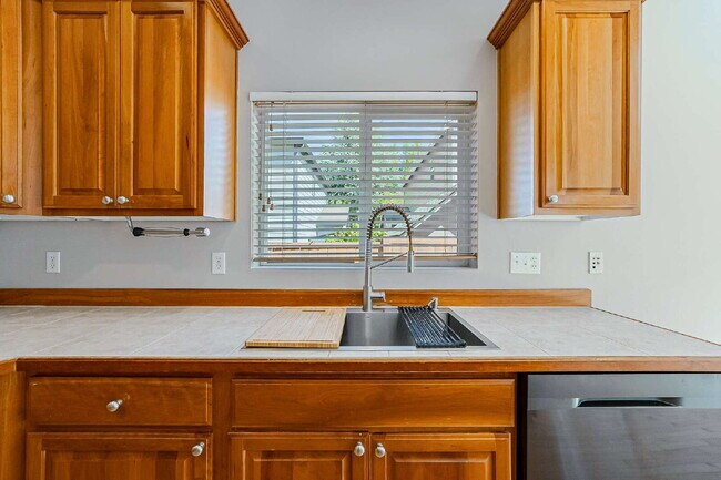 Building Photo - This is a beautiful property in the Savana...