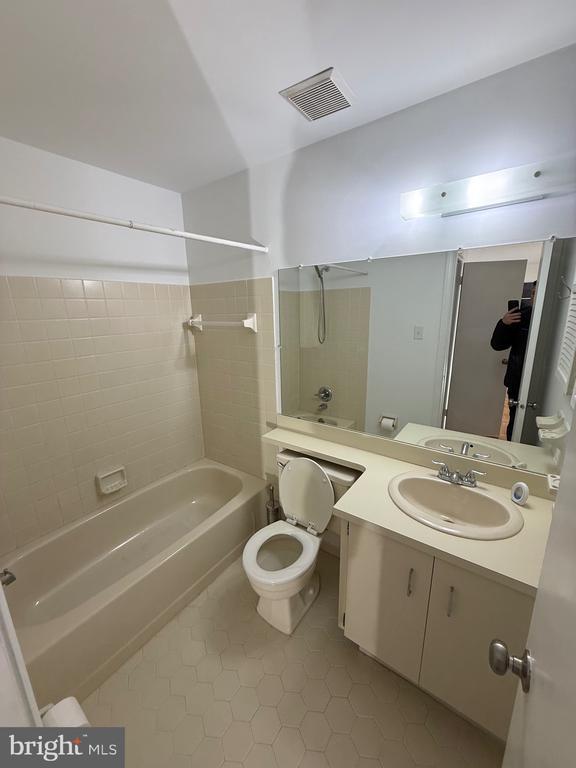 Building Photo - 1002 Valley Glen Rd