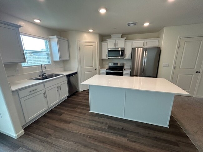 Building Photo - ** MOVE IN SPECIAL- $300 OFF FIRST 3 MONTHS***