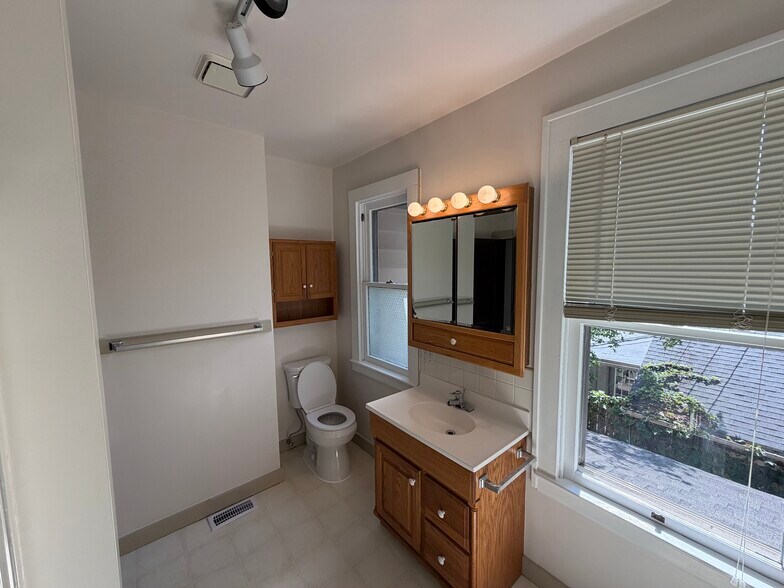 Building Photo - 789 Ebner St