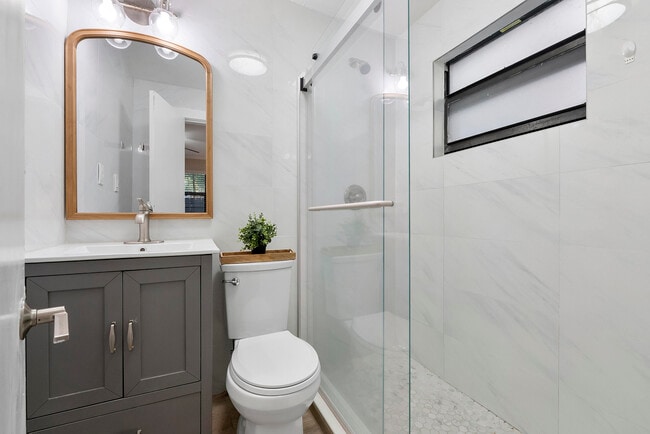 Building Photo - 551 SW 13th Ave