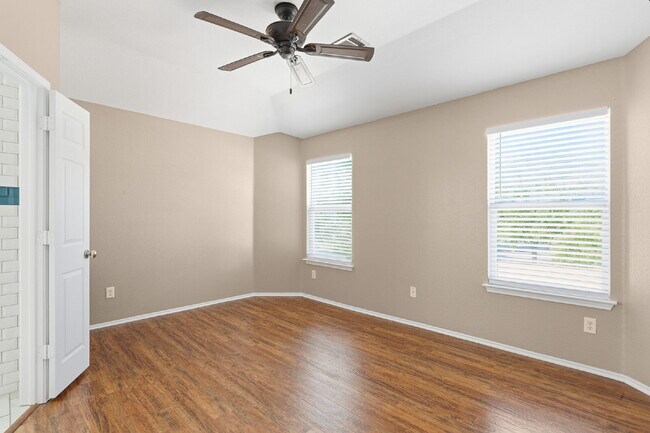 Building Photo - Beautiful Corner Lot, 4 Bedroom Home in Pl...