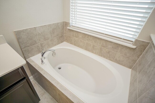 Building Photo - 1234 Oak Barrel Run